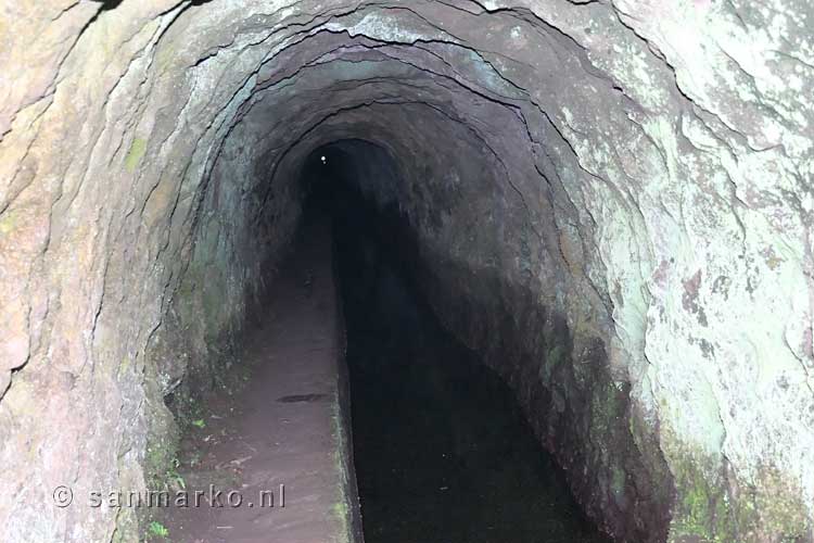 Een lange tunnel in de Levada das Rabaças bij het Folhadal op Madeira