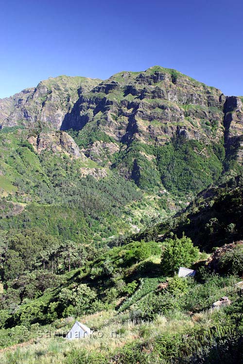 Uitzicht vanaf de Boca da Encumeada pas, startpunt van een aantal wandelingen op Madeira