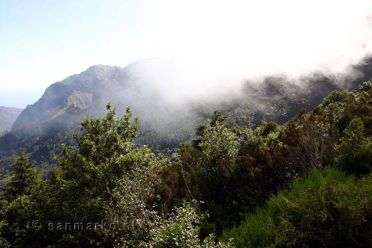 Overdrijvende wolken over de bergen bij de Boca da Encumeada pas op Madeira