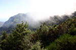 Overdrijvende wolken over de bergen bij de Boca da Encumeada pas op Madeira