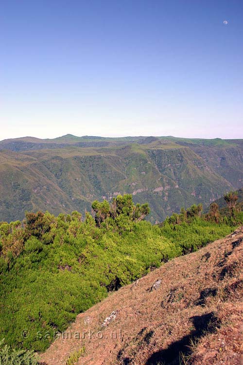 Het uitzicht richting Ruivo do Paúl tijdens een wandeling op Madeira