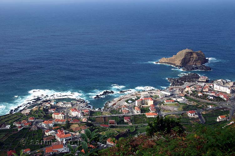 Uitzicht vanaf een parkeerplaats op Porto Moniz op Madeira