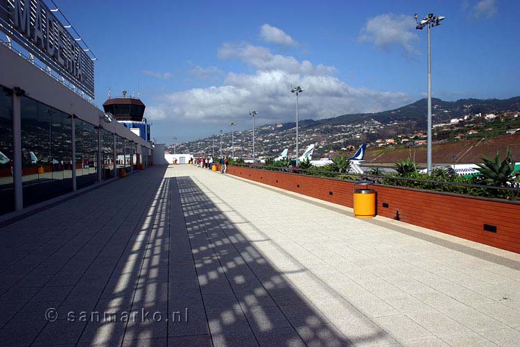Uitzicht over Funchal vanaf het vliegveld van Madeira