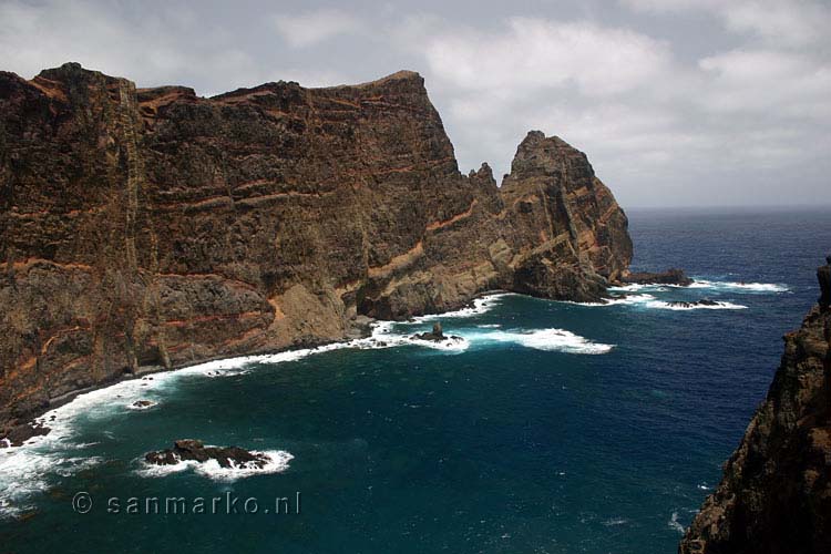 Golven breken voor de kust op Ponta de São Lourenço op Madeira