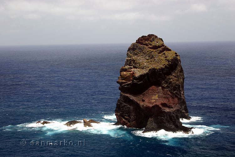 Uitzicht vanaf het wandelpad op een eenzame rots voor de kust van Madeira