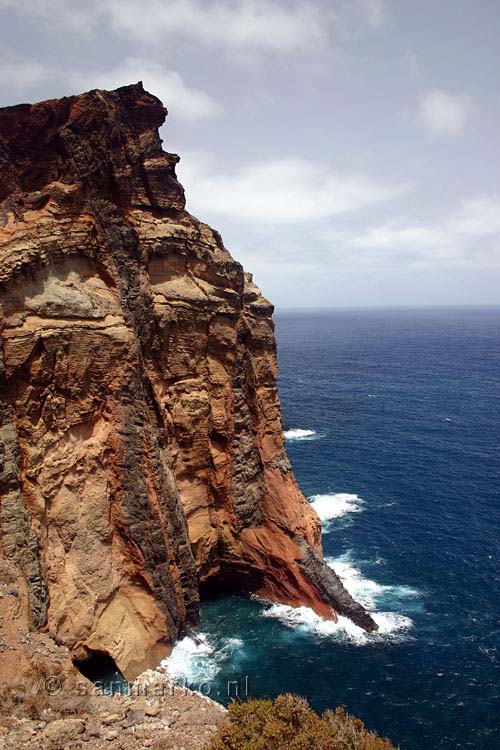 Bijzondere kleuren te zien in de rotsen bij Ponta de São Lourenço op Madeira