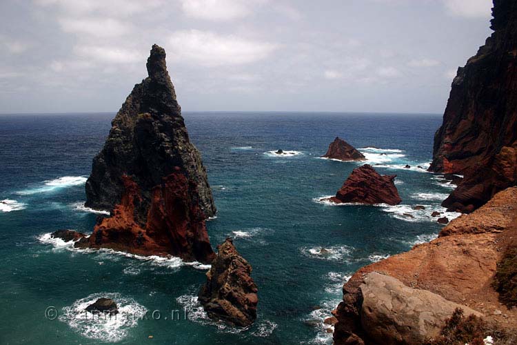 Veel verschillende kleuren in de rosten bij Ponta de São Lourenço op Madeira