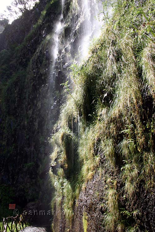 Een waterval langs het wandelpad bij Rabaçal richting de Levada das 25 fontes