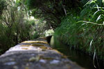 Een close up van de schotterende levada bij Rabaçal op Madeira