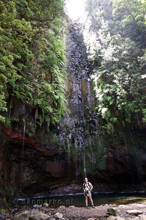 Afkoelen bij de '25 fontes' van de Levada das 25 fontes bij Rabaçal op Madeira