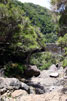 Wandelend over een bruggetje over de rivier bij Rabaçal op Madeira