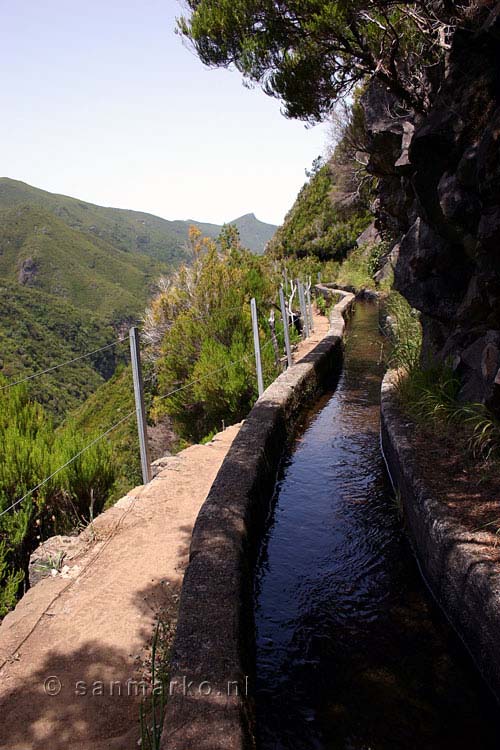 De Levada das 25 fontes bij Rabaçal kronkelt langs de bergen van Madeira