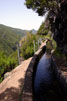 De Levada das 25 fontes bij Rabaçal kronkelt langs de bergen van Madeira