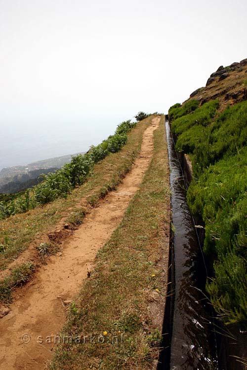 Het wandelpad langs de levada bovenaan bij Rabaçal op Madeira