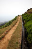 Het wandelpad langs de levada bovenaan bij Rabaçal op Madeira