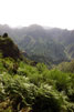 Het ruige landschap van Madeira gezien vanaf het wandelpad bij Ribeira da Janela