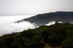 Wolken boven de bergen bij Ribeira da Janela gezien vanaf het wandelpad