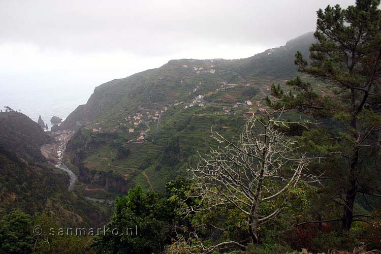 Uitzicht vanaf de wandeling op het dorpje Ribeira da Janela op Madeira