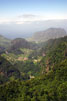 Het uitzicht richting Penha de Águia de Baixo vanaf Ribeiro Frio op Madeira
