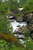 Een schitterend uizicht op de rivier tussen de rotsen van de Aurlandsdalen