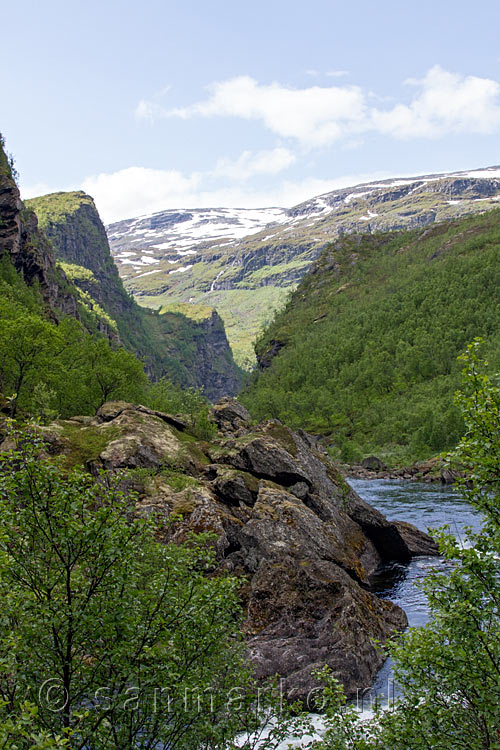 Uitzicht over de bergen rondom de Aurlandsdalen tijdens de wandeling