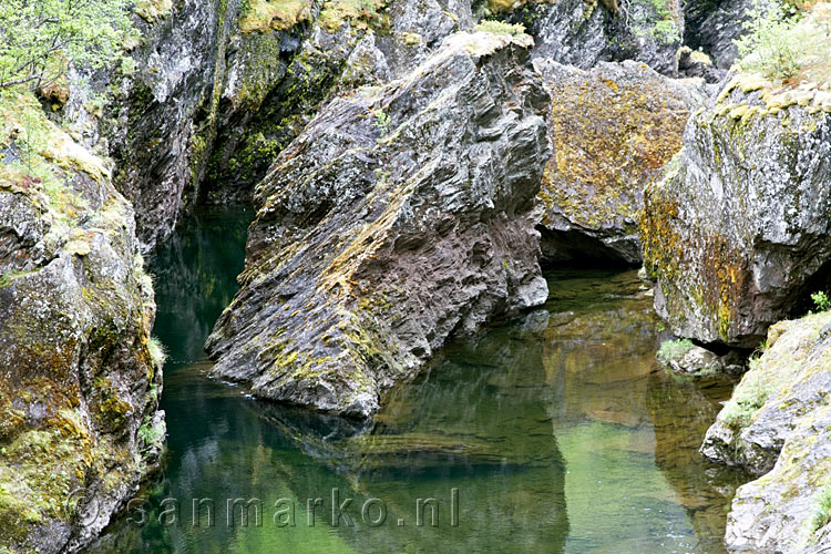 Het heldere water in de rivier door de Aurlandsdalen in Noorwegen