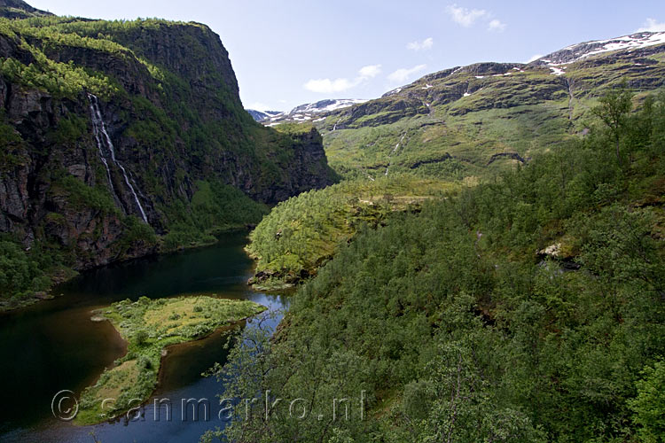 Tijdens de wandeling het uitzicht over Vetlavatnet in Aurlandsdalen in Noorwegen