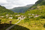 Vanaf de kloof het uizicht op het wandelpad door de Aurlandsdalen in Noorwegen