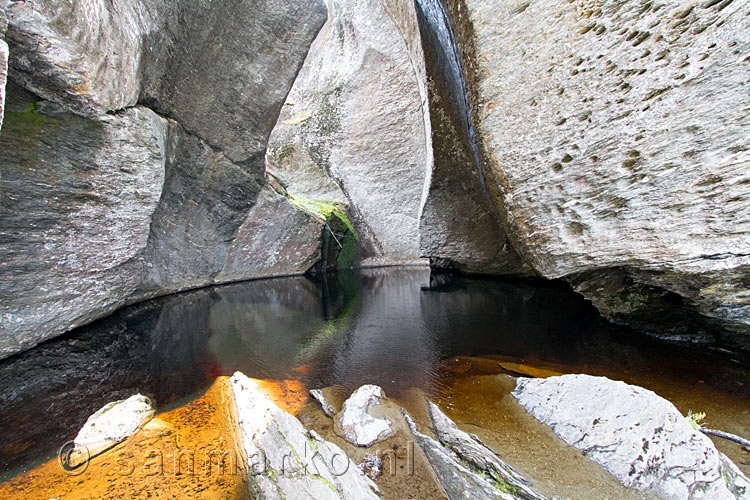 IJzer in het water in de kloof in Aurlandsdalen, het eindpunt van deze wandeling