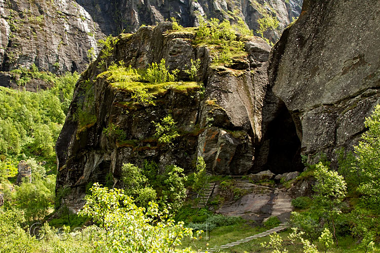 Vanaf het uitzichtpunt het uitzicht op de ingang van de kloof in Aurlandsdalen