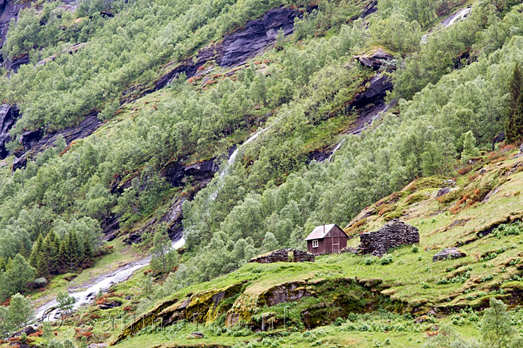 Een eenzaam huis midden in de Aurlandsdalen in Noorwegen