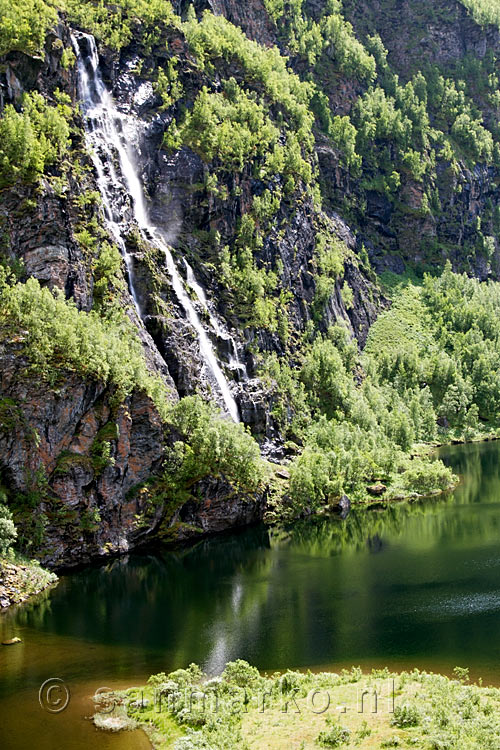 Vanaf de steile wanden van de Aurlandsdalen deze mooie waterval gezien vanaf het wandelpad