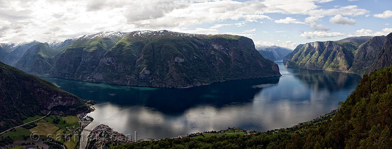Vanaf de Aurlandsvegen een schitterend uitzicht over Aurlandsfjorden vanaf Stegastein in Noorwegen