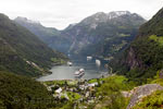 De grote cruise schepen in het Geirangerfjord voor de haven van Geiranger