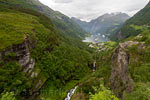 Vanaf het uitzichtpunt langs de weg uitzicht op de schitterende natuur bij Geiranger