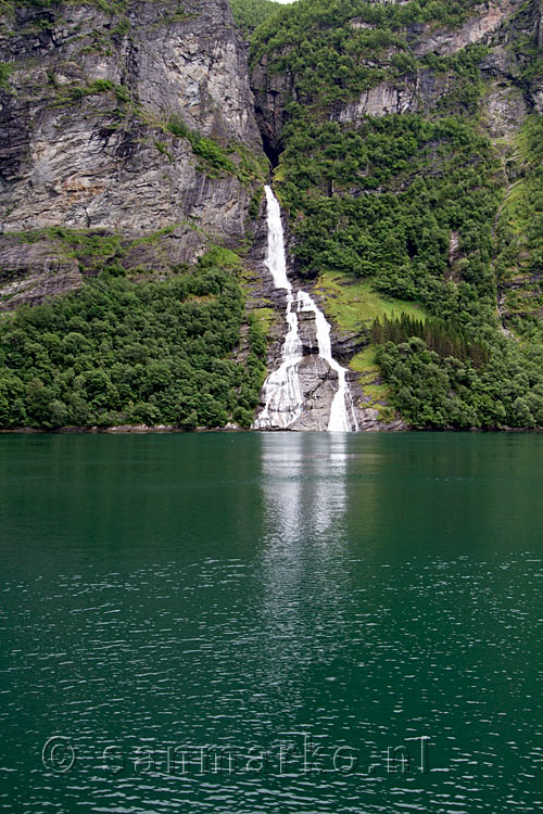 De wijnfles waterval in het Geirangerfjord bij Geiranger en Hellesylt