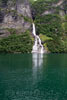 De wijnfles waterval in het Geirangerfjord bij Geiranger en Hellesylt