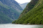 De mooie natuur van de bergen rondom het Geirangerfjord bij Geiranger