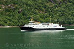 De veerboot varend tussen Geiranger en Hellesylt in het Geirangerfjord