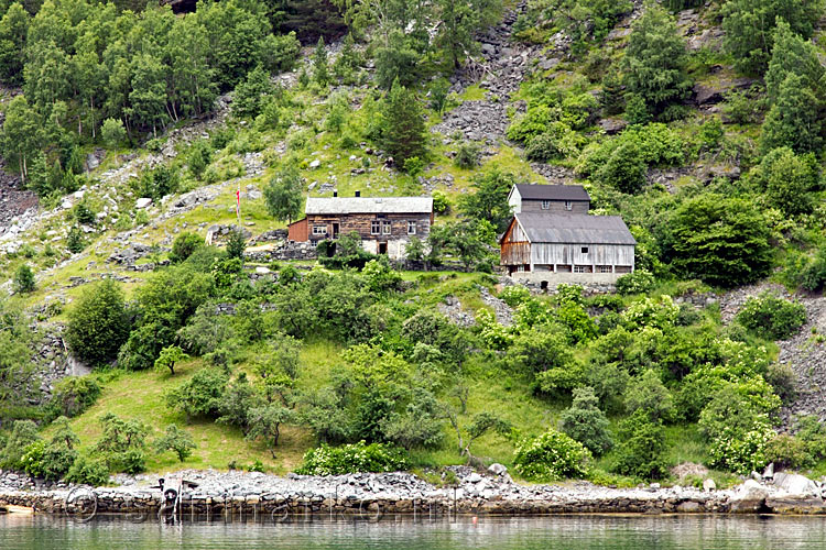 Een van de oude verlaten boerderijen in de bergen van het Geirangerfjord