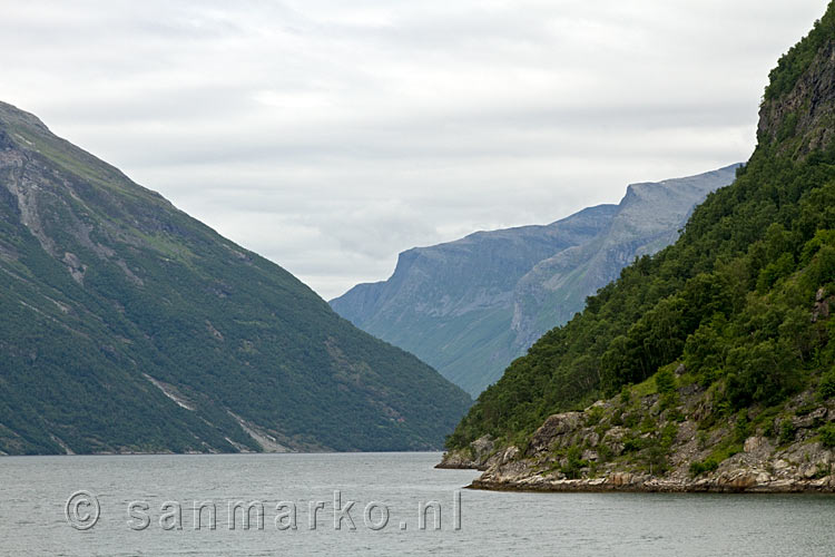 Vanaf de veerboot het uitzicht op het Geirangerfjord in Noorwegen