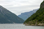 Vanaf de veerboot het uitzicht op het Geirangerfjord in Noorwegen
