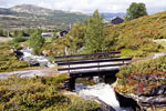 Een brug over het water richting de Peer Gynt Hutte in Rondane Nasjonal Park