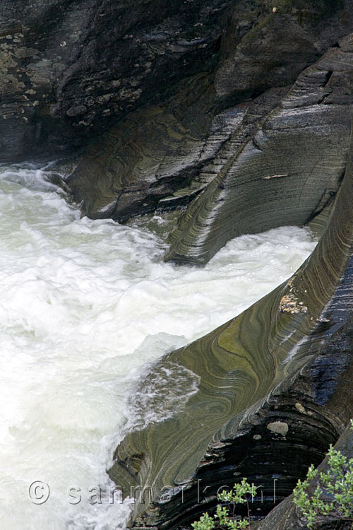 Mooie uitgesleten stenen bij de waterval in Høvringen in Rondane Nasjonal Park