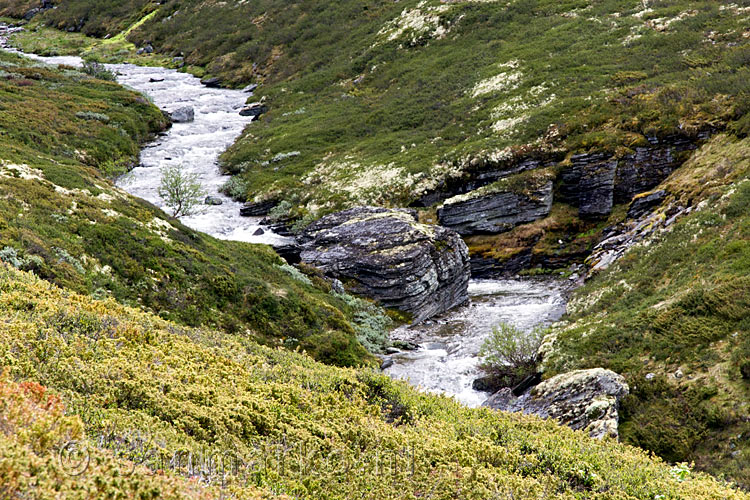 Watervallen en uitgesleten rotsen in de rivier bij Høvringen in Rondane NP