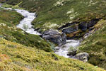 Watervallen en uitgesleten rotsen in de rivier bij Høvringen in Rondane NP