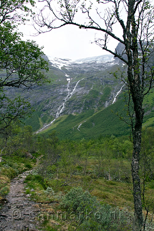 In de vallei van de Bødalsbreen bij Loen verschillende mooie watervallen