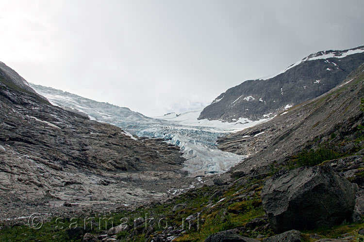 Vanaf een mooi uitzichtpunt het schitterende uitzicht over de Bødalsbreen