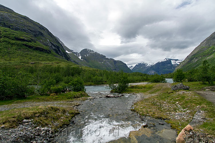 Vanaf de parkeerplaats een schitterend uitzicht over de vallei van de Bødalsbreen