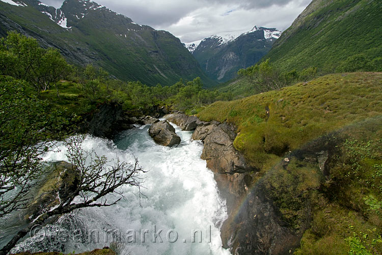 Het ijskoude kolkende water vanaf de Bødalsbreen bij Loen